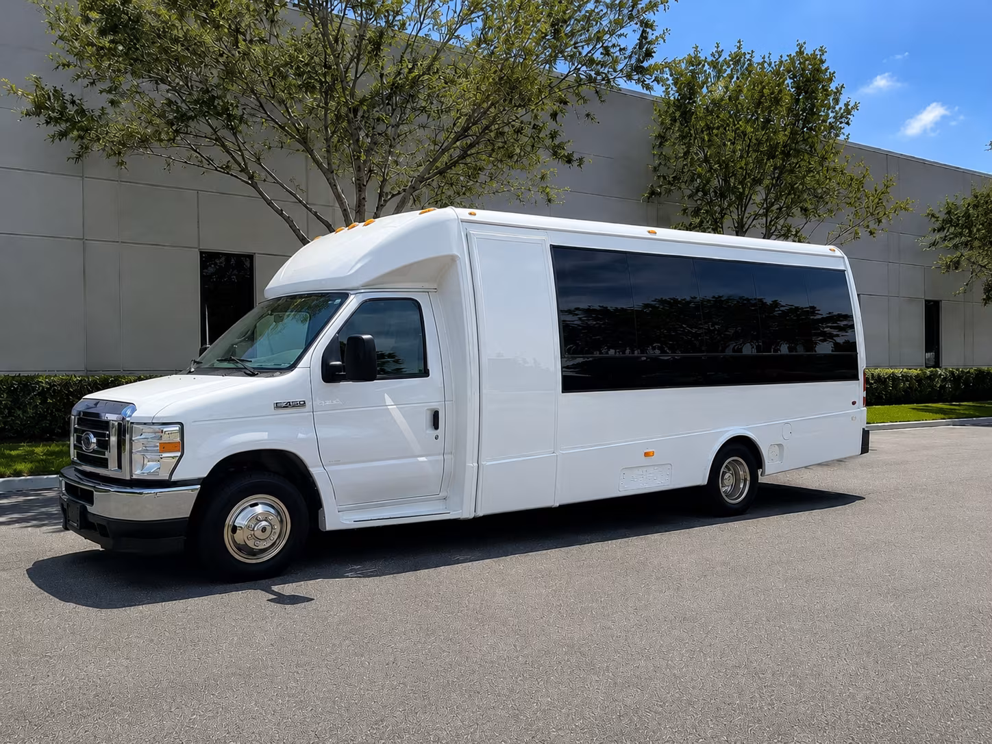 corporate airport transfer buses between madera and fresno yosemite international