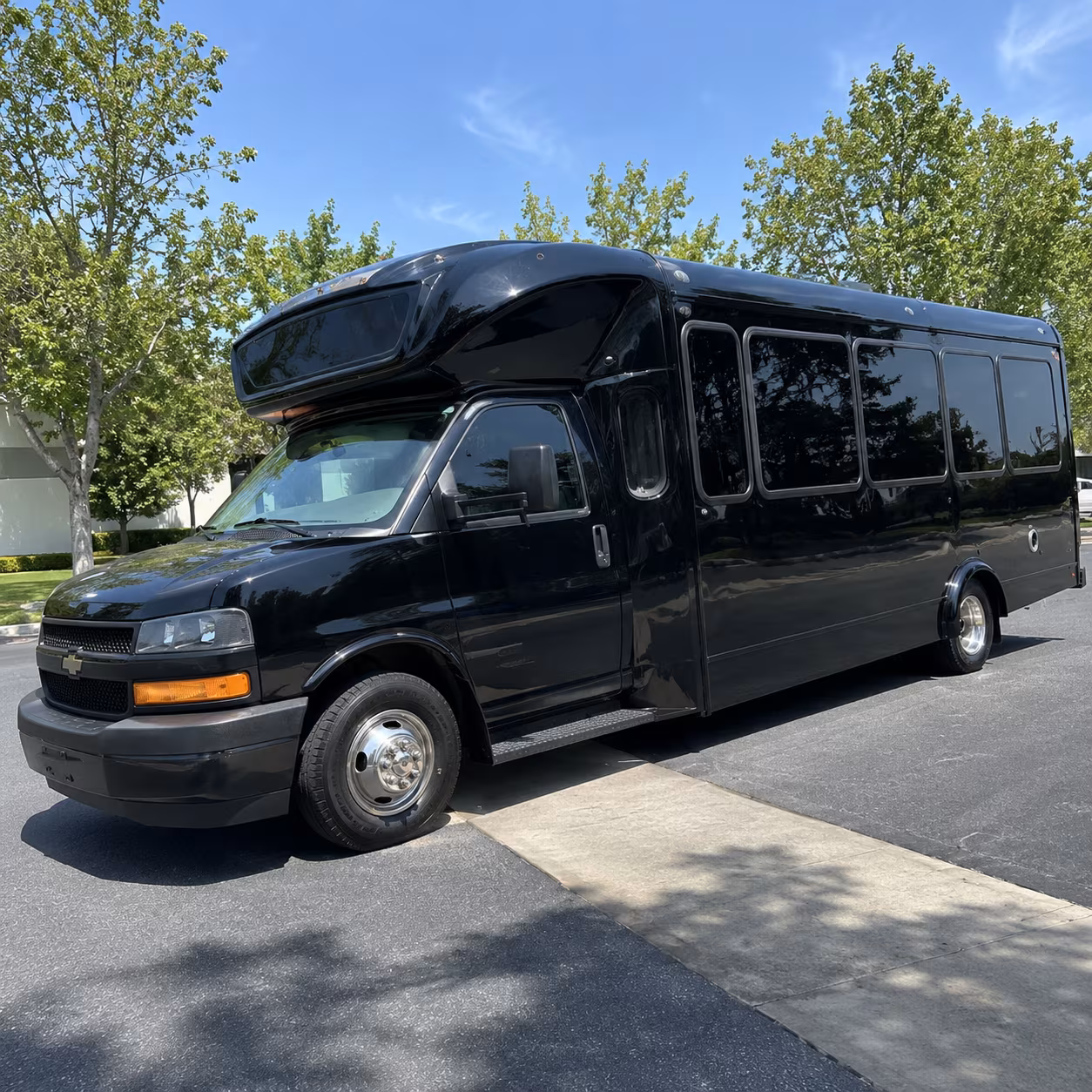 madera 15 passenger party bus