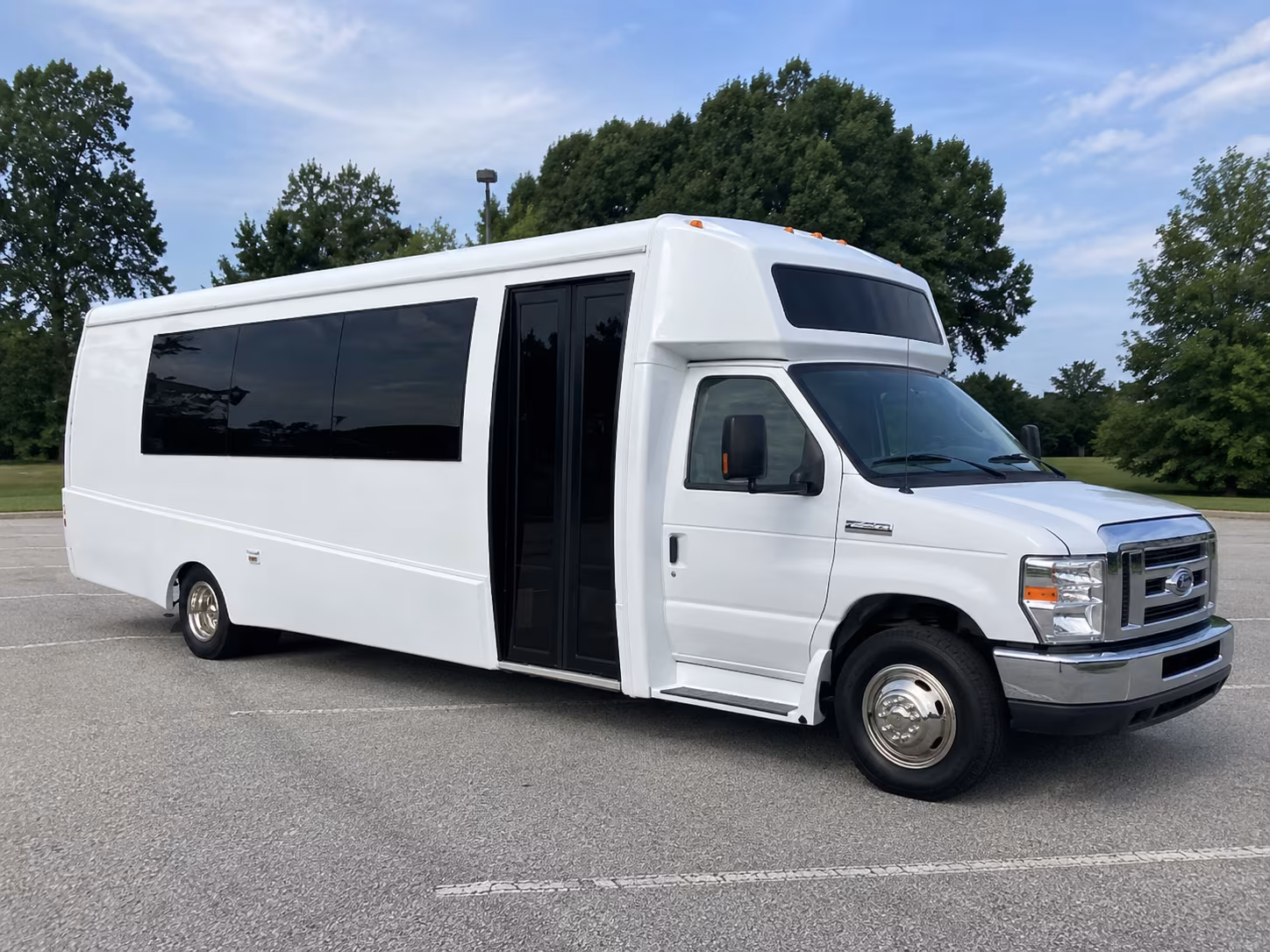 madera 18 passenger party bus