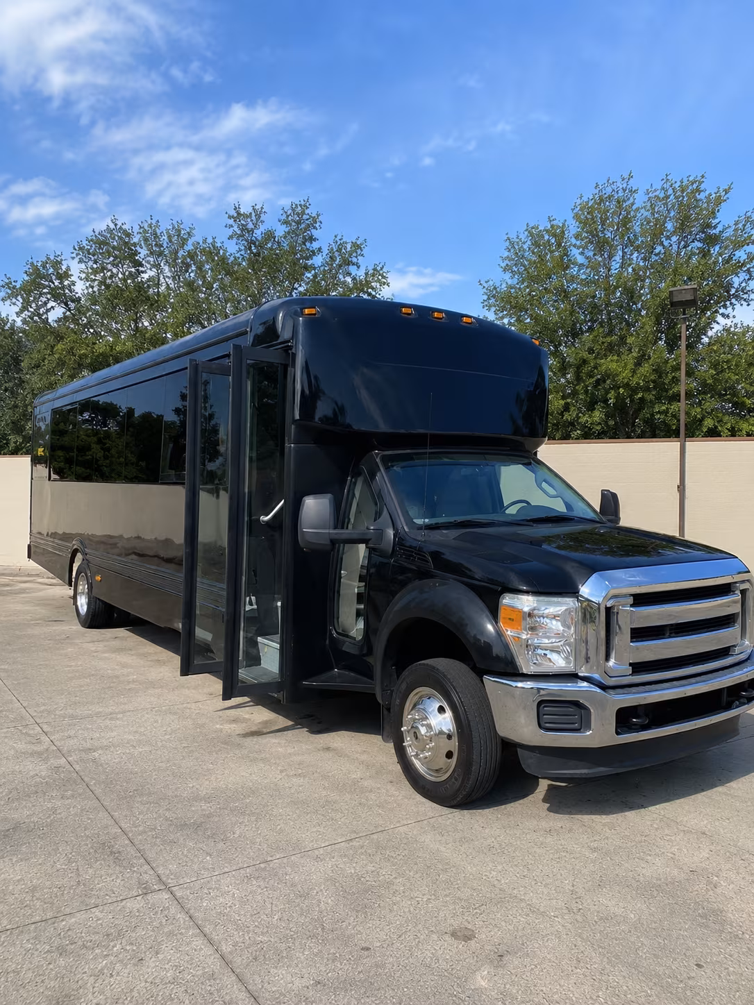 madera 20 passenger party bus