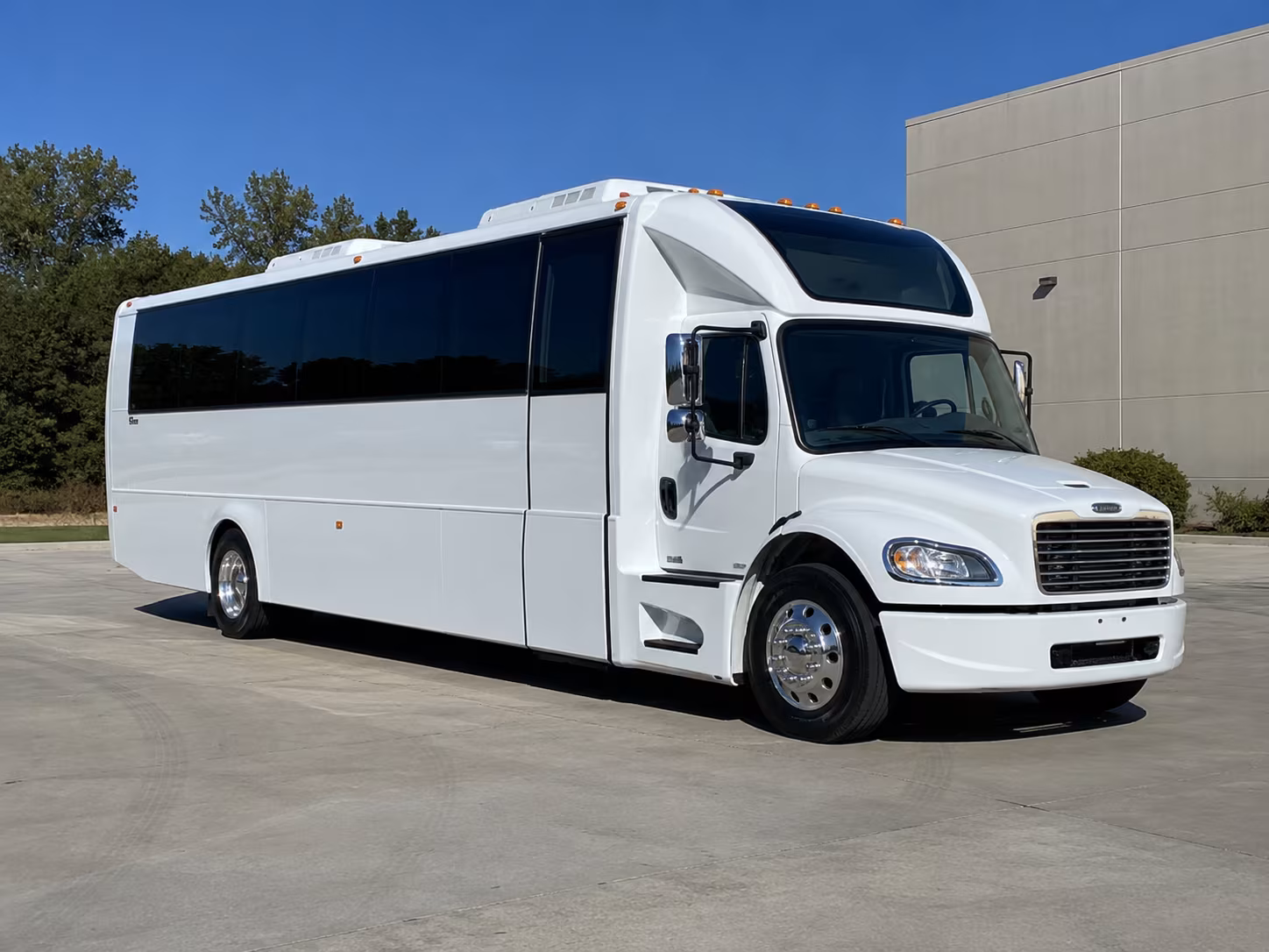 madera 28 passenger party bus