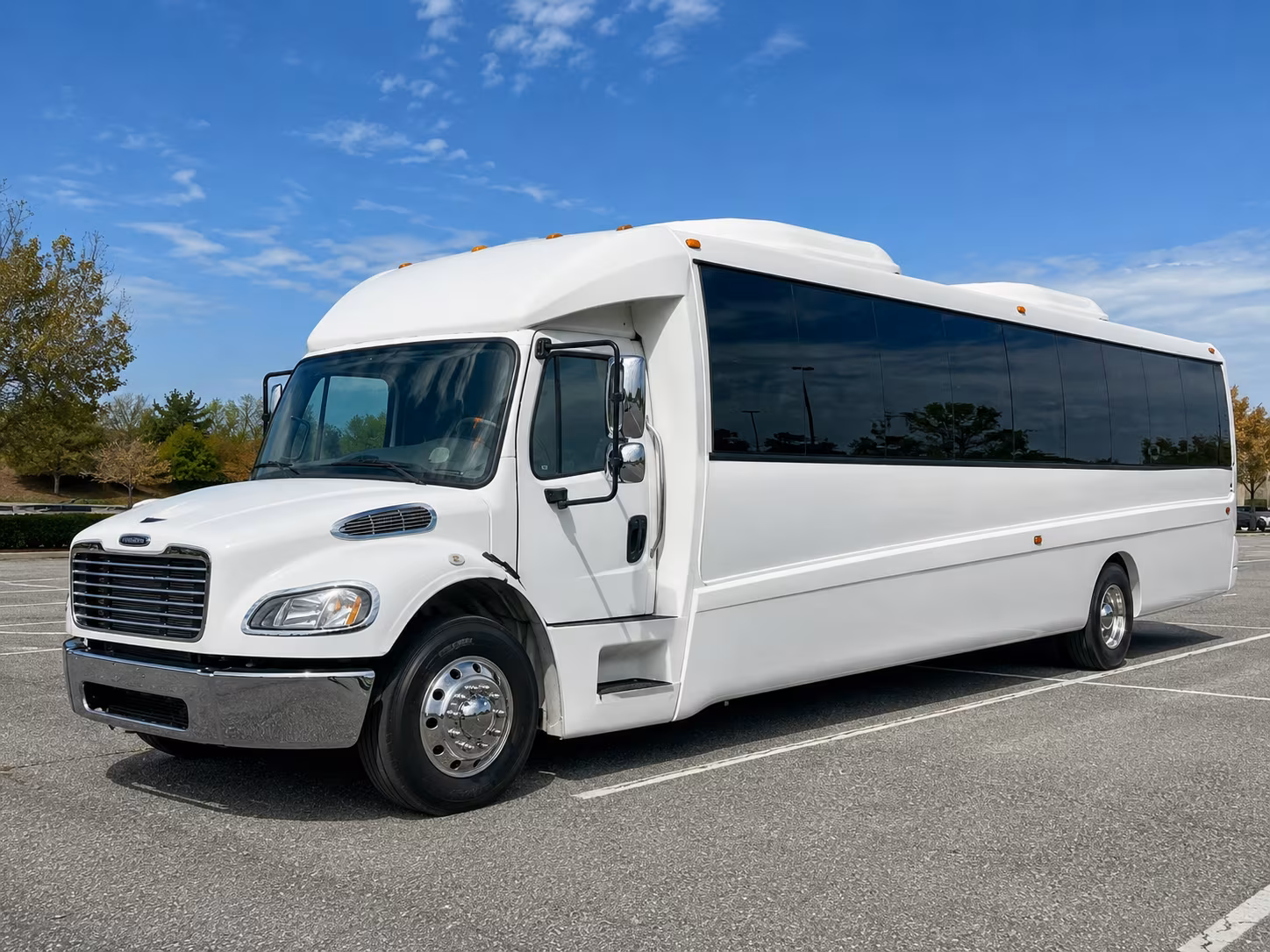 madera 30 passenger party bus