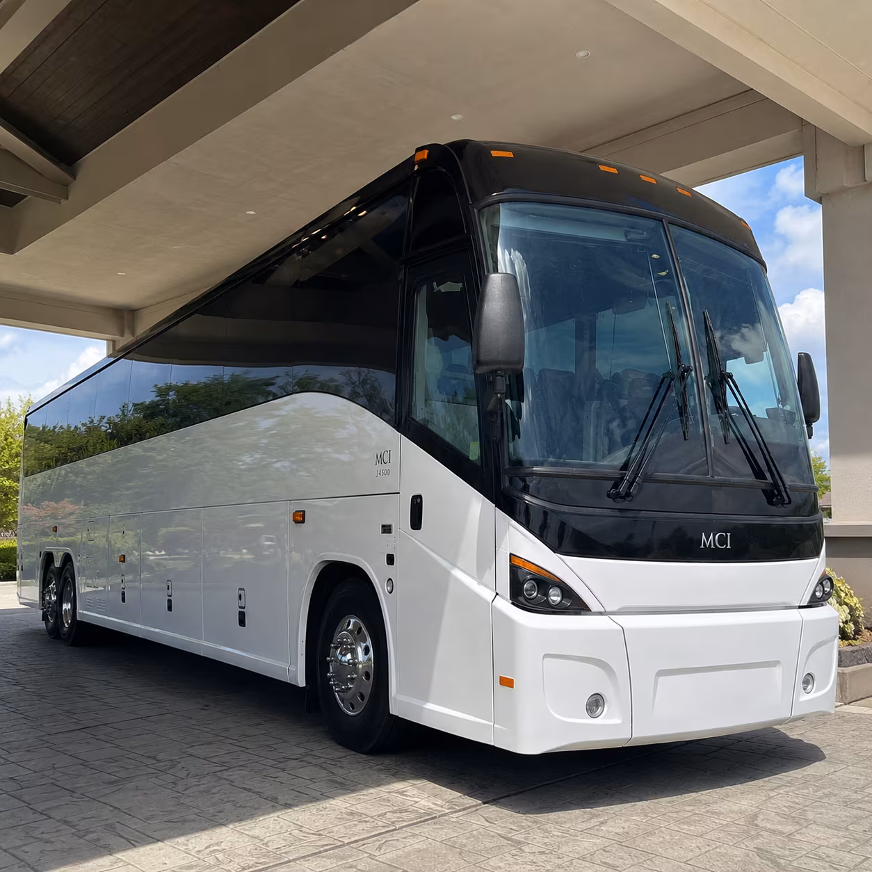 madera 56 passenger charter bus