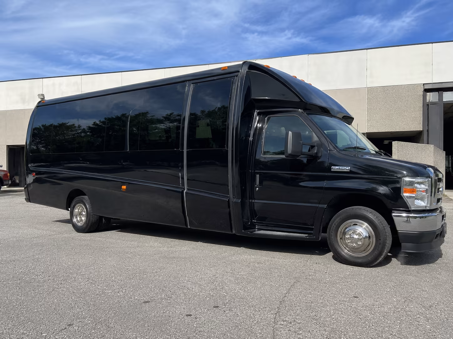 minibus shuttle service for yosemite gateway visitors flying into fresno or merced
